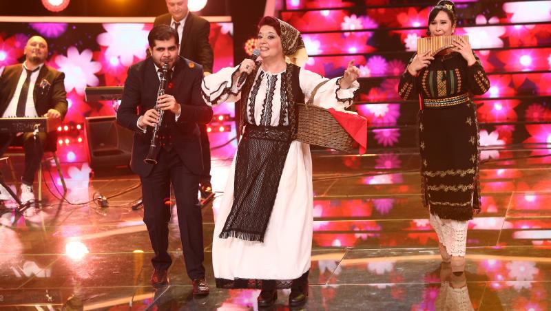 Costumată cu o superbă ținută populară, Emilia Popescu a pășit pe scenă în ediția 4 a emisiunii „Te cunosc de undeva”, sezonul 16