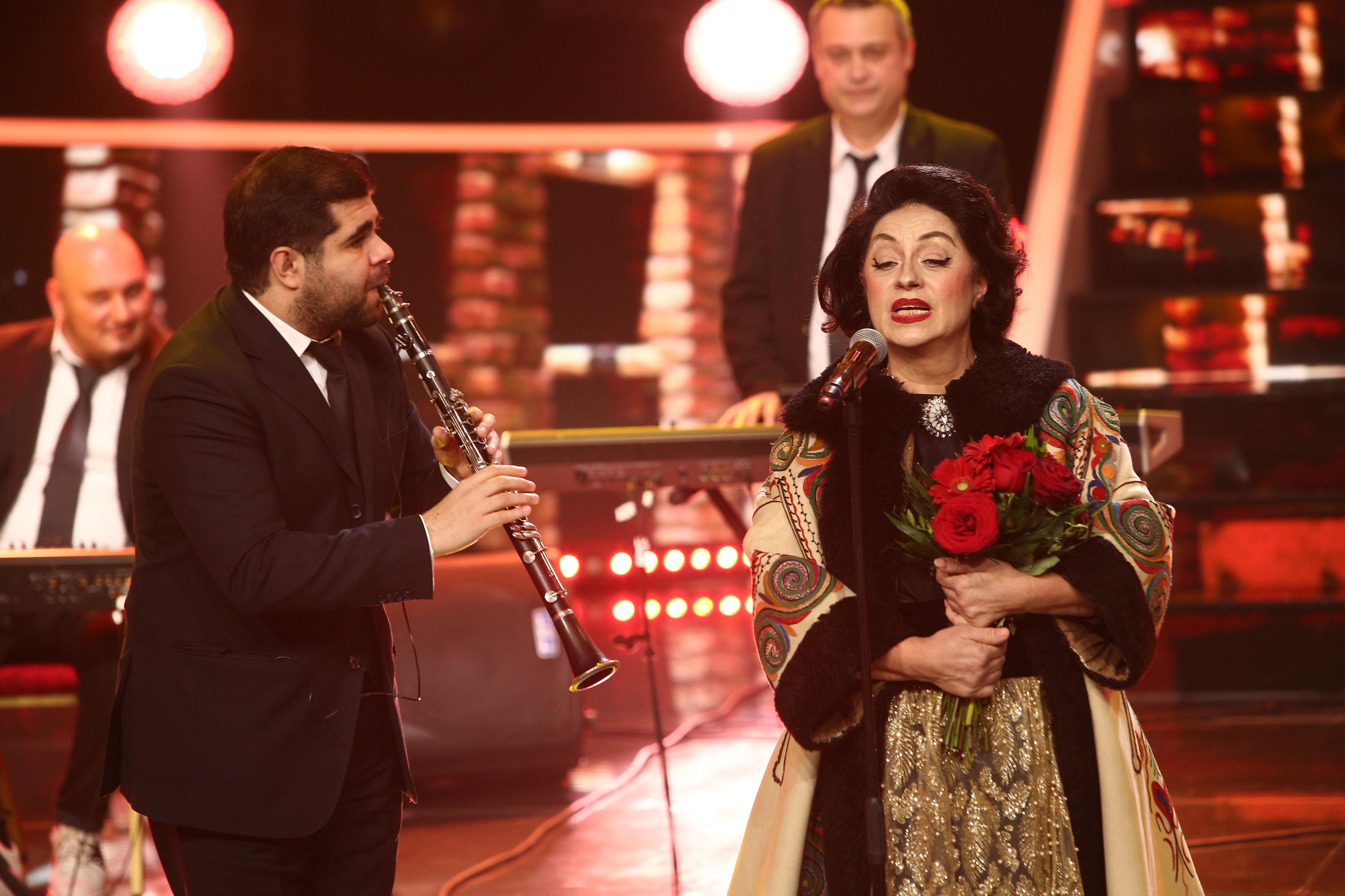 Adriana Trandafir și Romică Țociu cântând pe scena „Te cunosc de undeva” în edițai 4 din sezonul 16