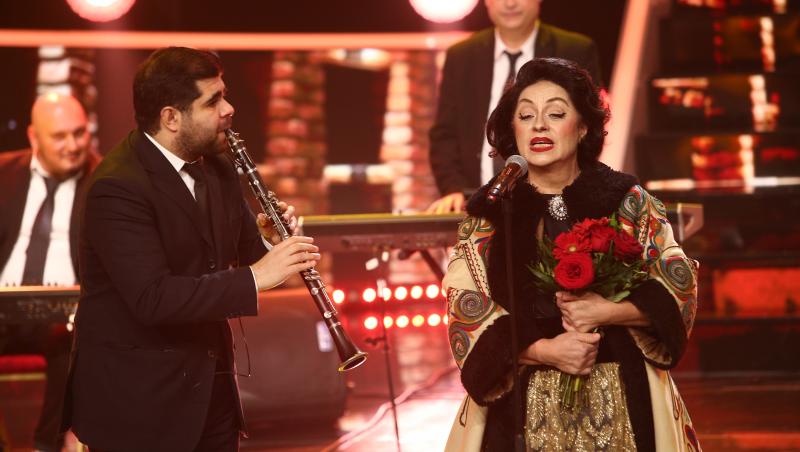 Adriana Trandafir și Romică Țociu cântând pe scena „Te cunosc de undeva” în edițai 4 din sezonul 16