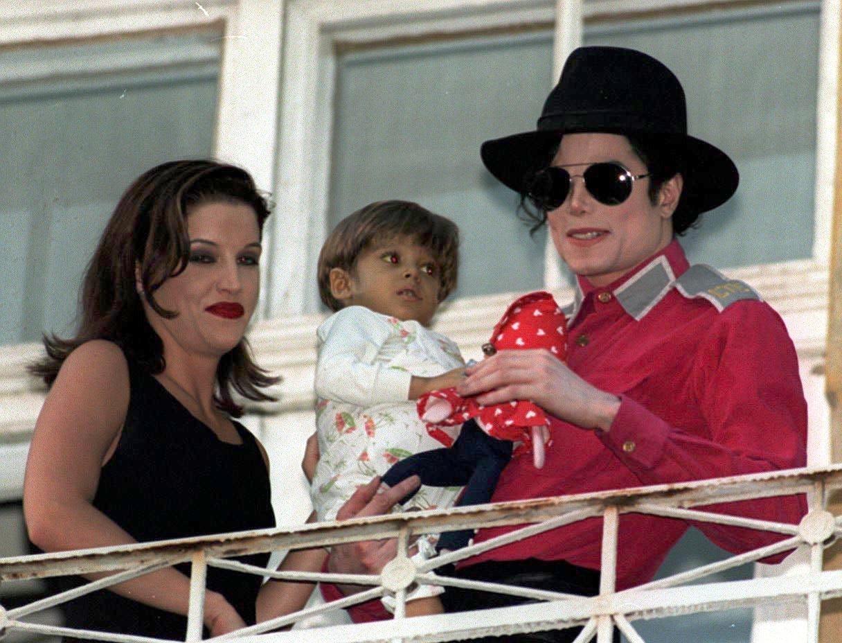 Lisa Marie Presley, Michael Jackson, copil, balcon