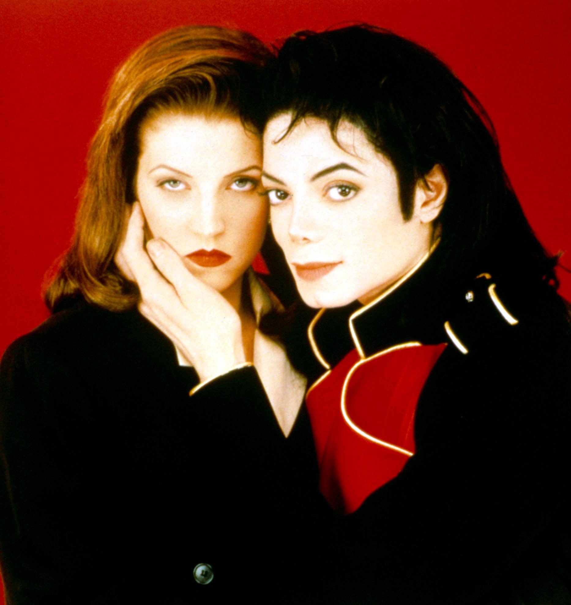 Lisa Marie Presley, Michael Jackson, imbracati in negru, fundal rosu