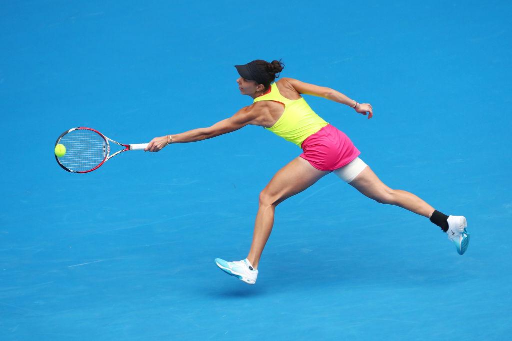 Mihaela Buzărnescu, într-un maiou verde, pe terneul de tenis