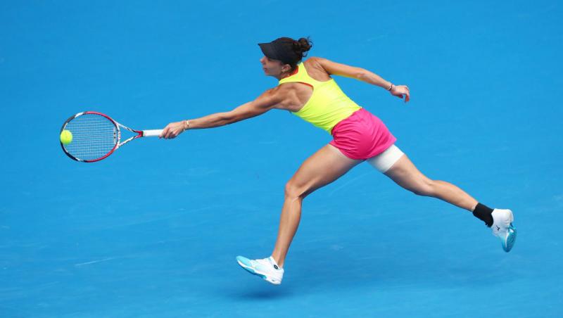 Mihaela Buzărnescu, într-un maiou verde, pe terneul de tenis