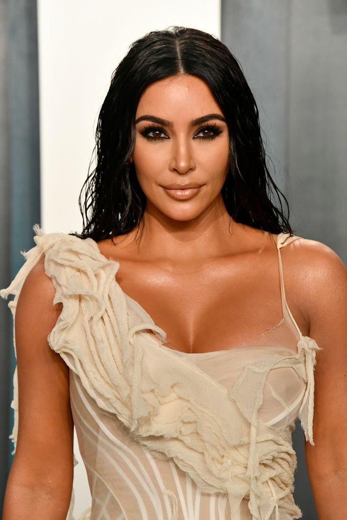 Kim Kardashian imbracata intr-o rochie crem, cu decolteu amplu