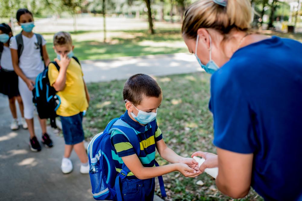 Școlile se redeschid din 8 februarie. Care sunt regulile pe care elevii, părinții și instituțiile trebuie să le respecte