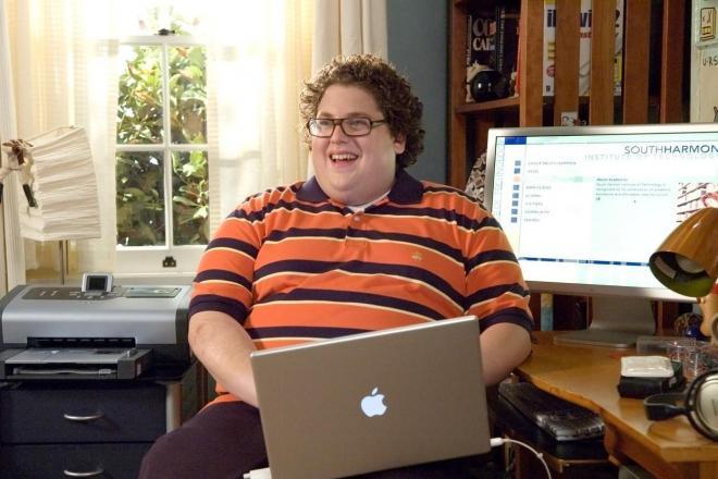 Jonah Hill, camasa in dungi, scaun, laptop in poala