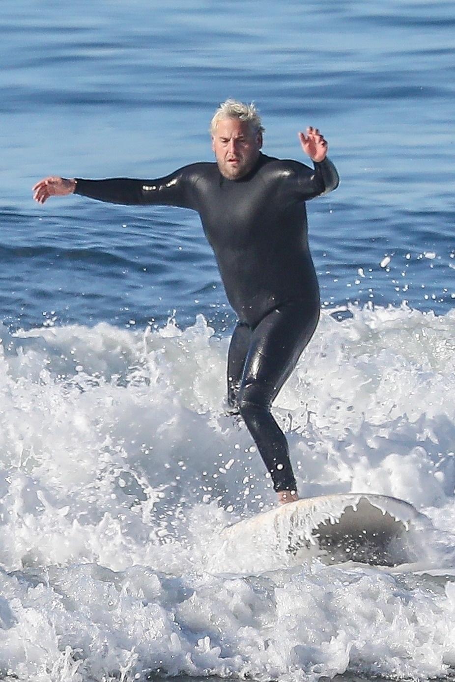 Jonah hill surf, plaja, costum negru