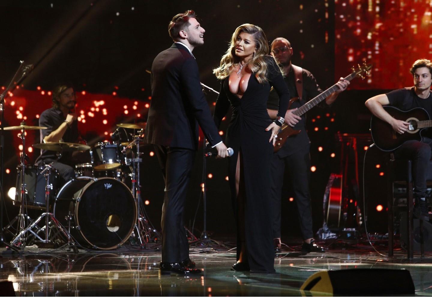 Loredana Groza într-o rochie neagră, decoltată, alături de Adrian Petrache și prezentatorii Răzvan și Dani,  îmbrăcați la costum, pe scena X Factor 2020