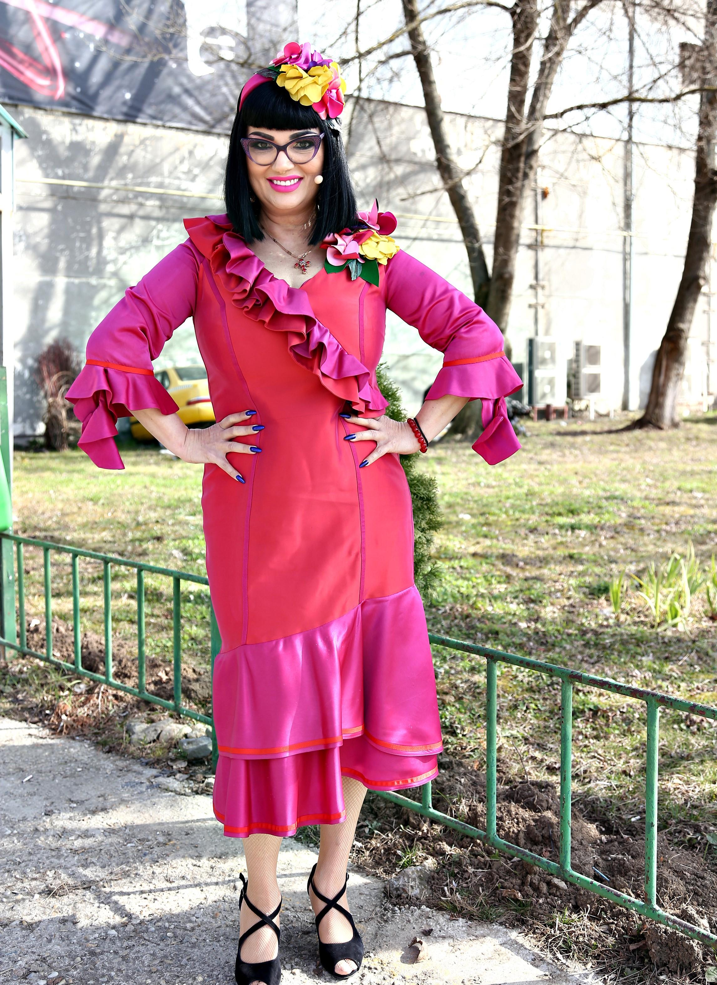 Ozana Barabancea într-o rochie roșie