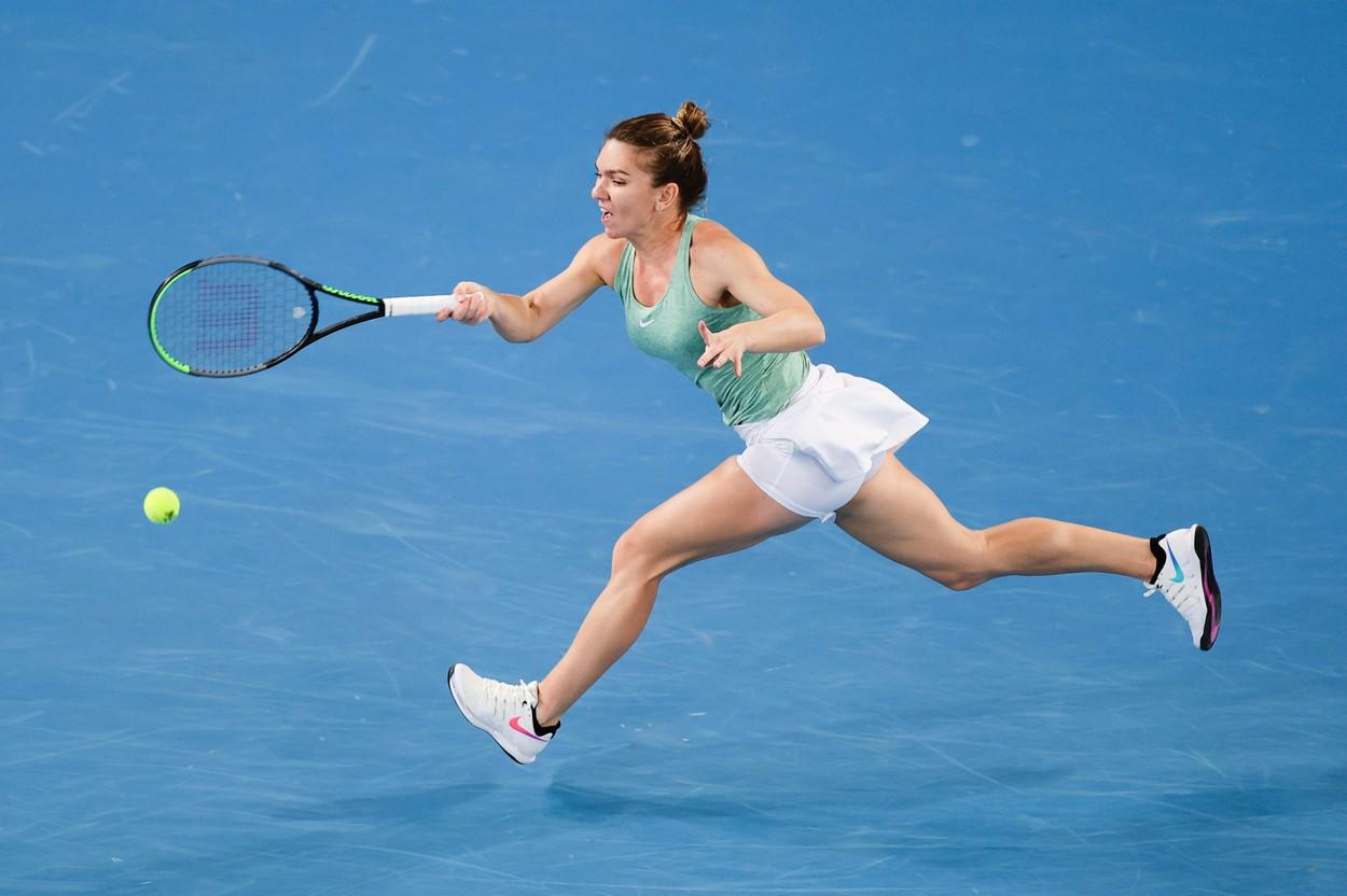 Simona Halep, într-un maiou verde, jucând la sferturile Gippsland Trophy