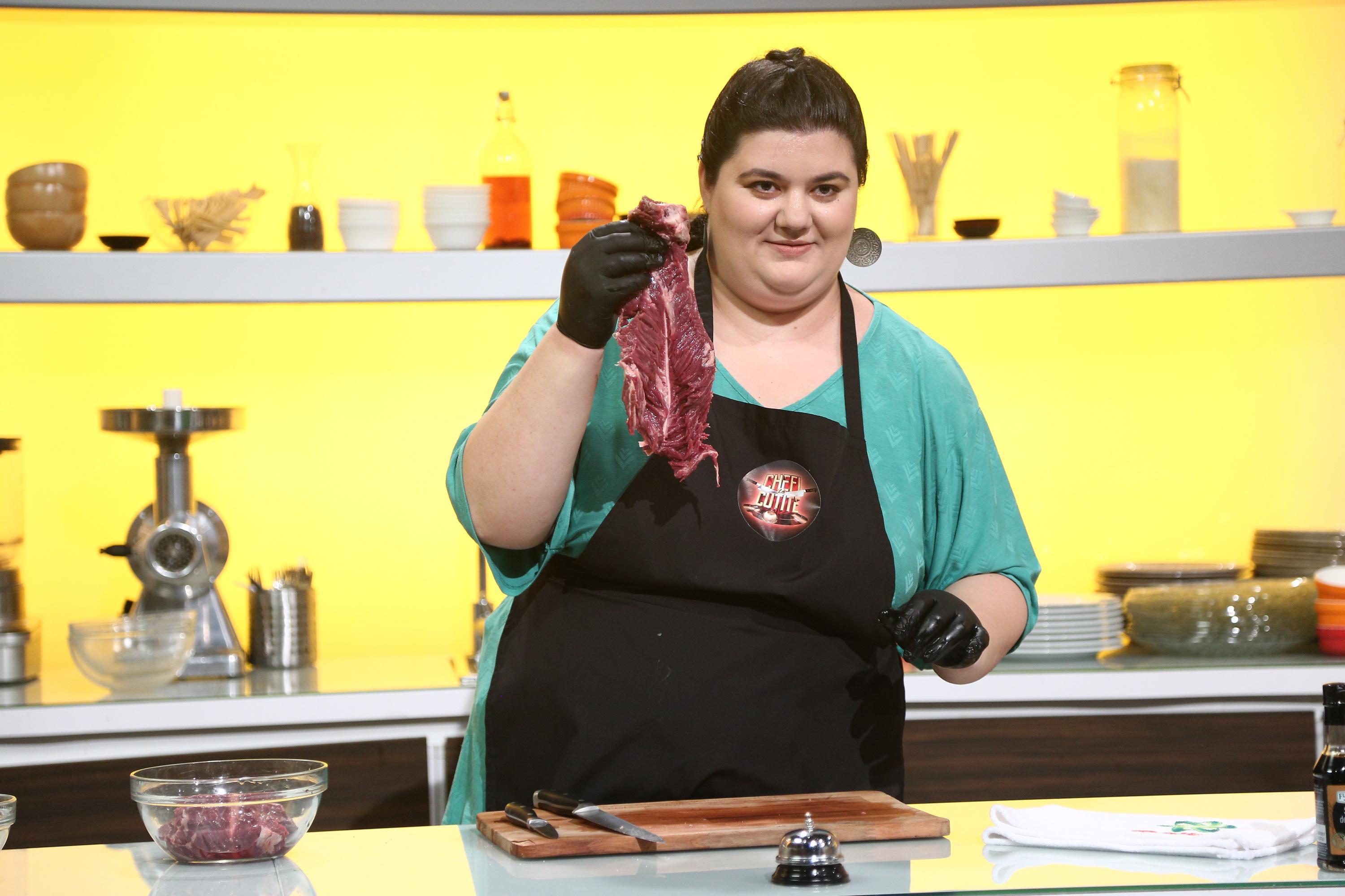 Claudia Radu, purtând șorțul emisiunii Chefi la cuțite, în preselecțiile sezonului 8