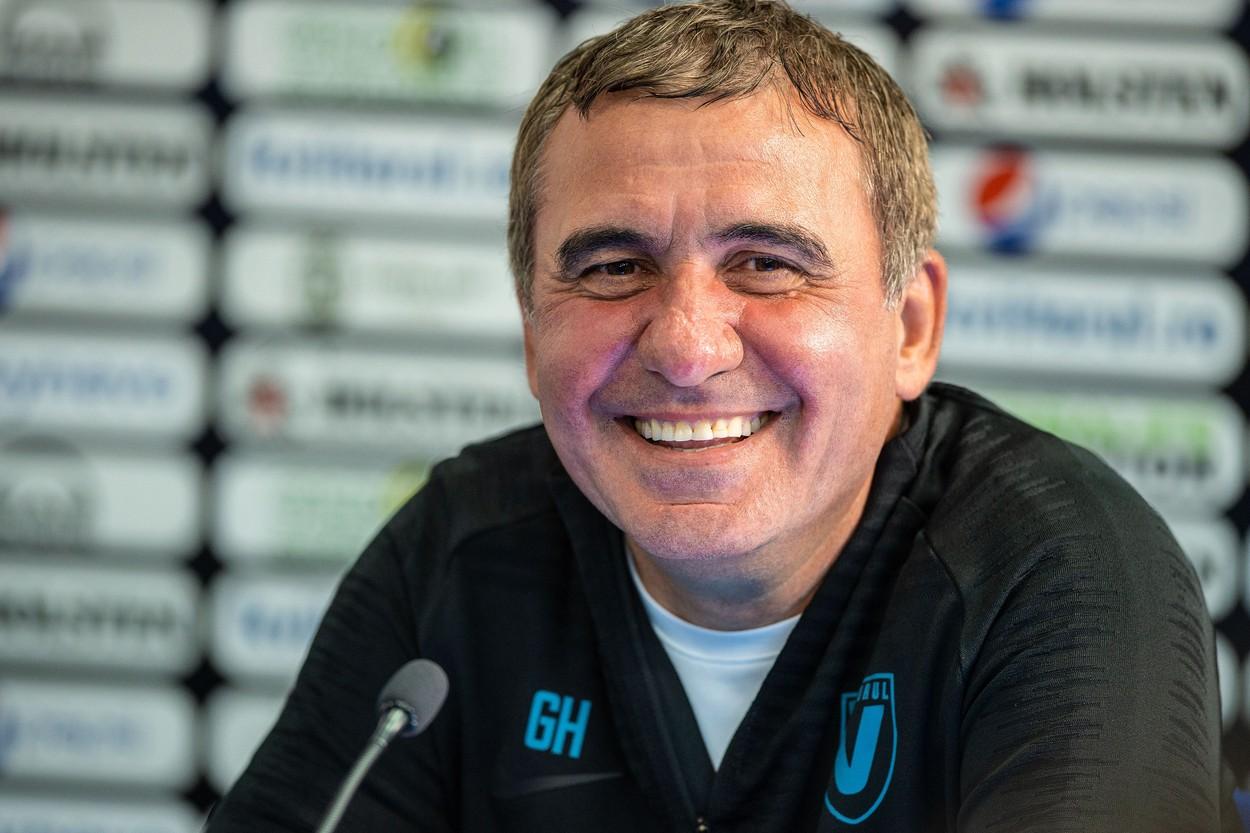 Gheorghe Hagi, într-un hanorac negru, la o conferință de presă din 2018