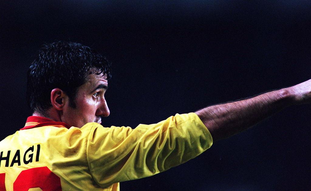 Gheorghe Hagi, în 1994, pe terenul de fotbal, purtând uniforma Naționalei