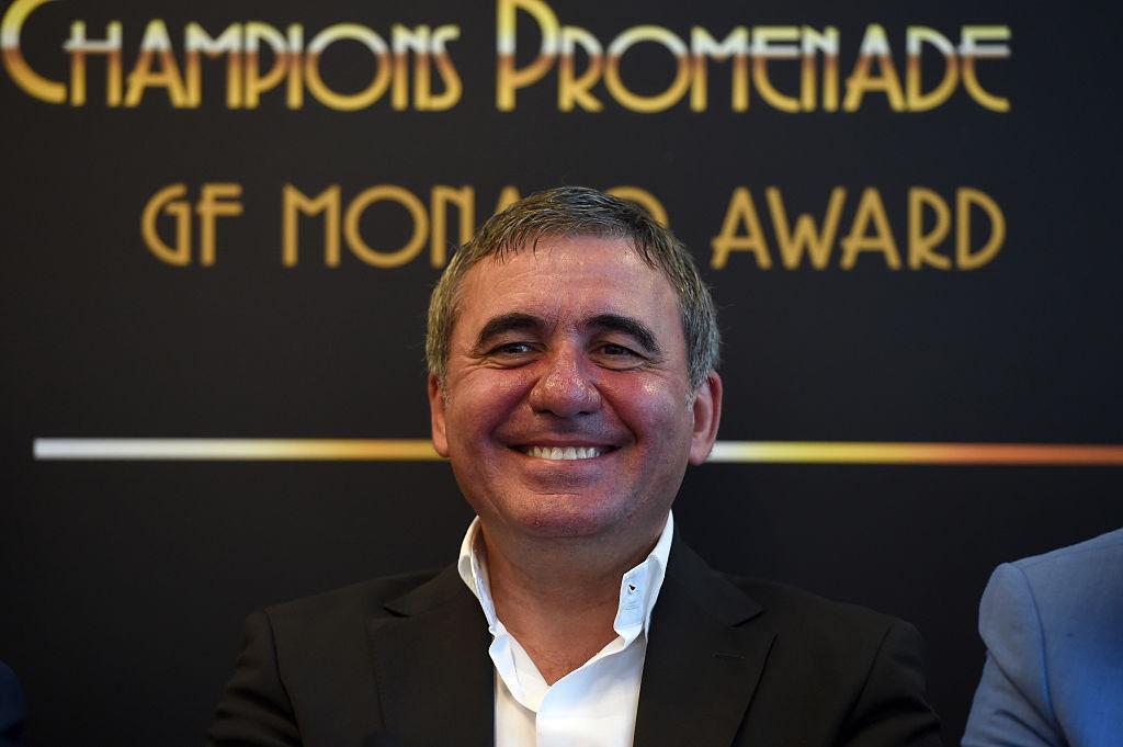 Gheorghe Hagi, în 2015, la „Gloden Foot Award”, în Monaco, purtând sacou negru și cămașă albă