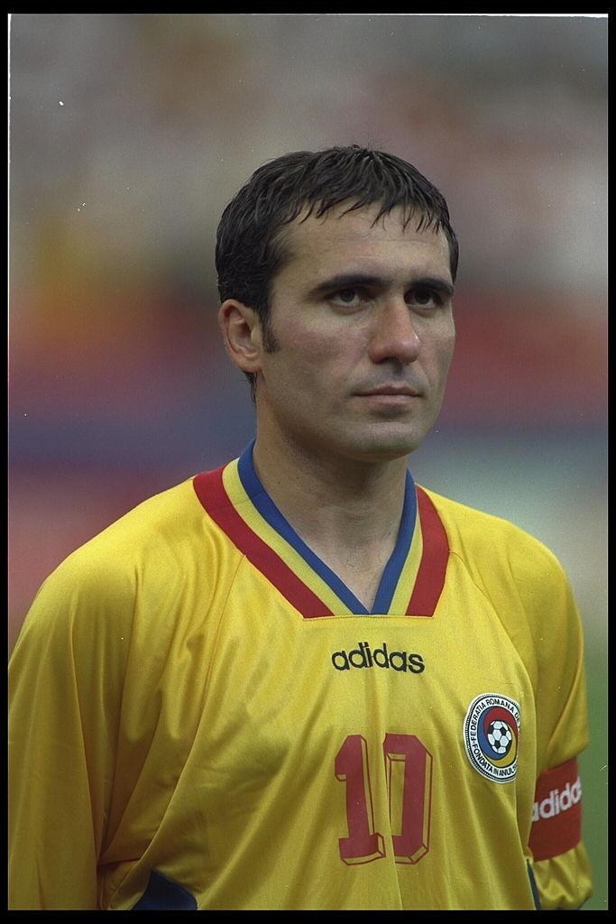 Gheorghe Hagi, în 1994, pe terenul de fotbal, purtând uniforma Naționalei