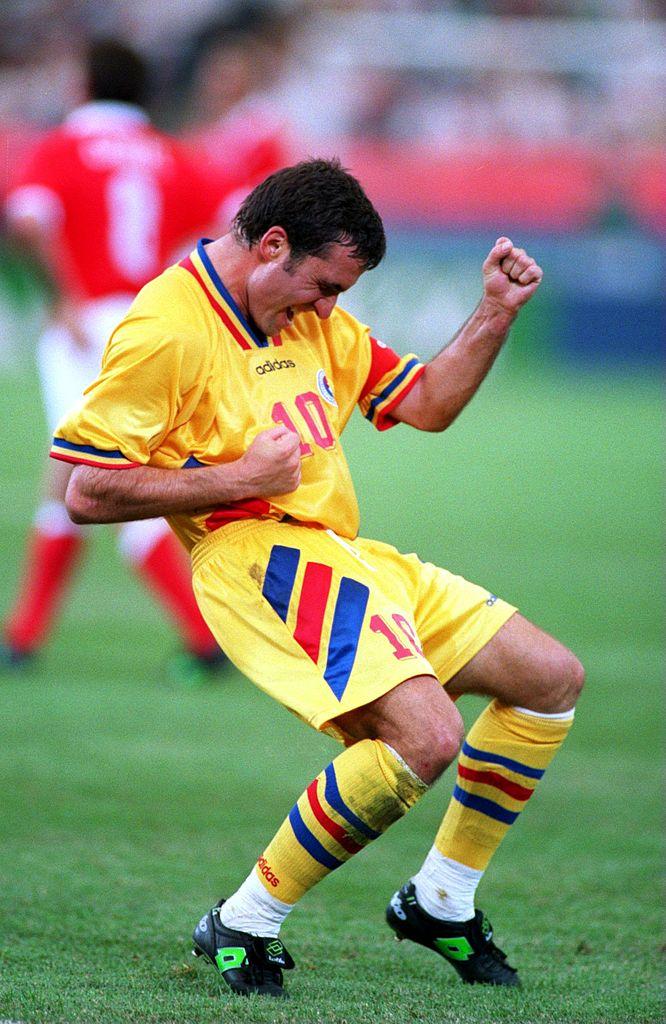 Gheorghe Hagi, în 1994, pe terenul de fotbal, purtând uniforma Naționalei