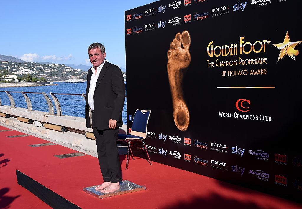 Gheorghe Hagi, purtând sacou și cămașă, la „Golden Foot Award”, la Praga, în 2015