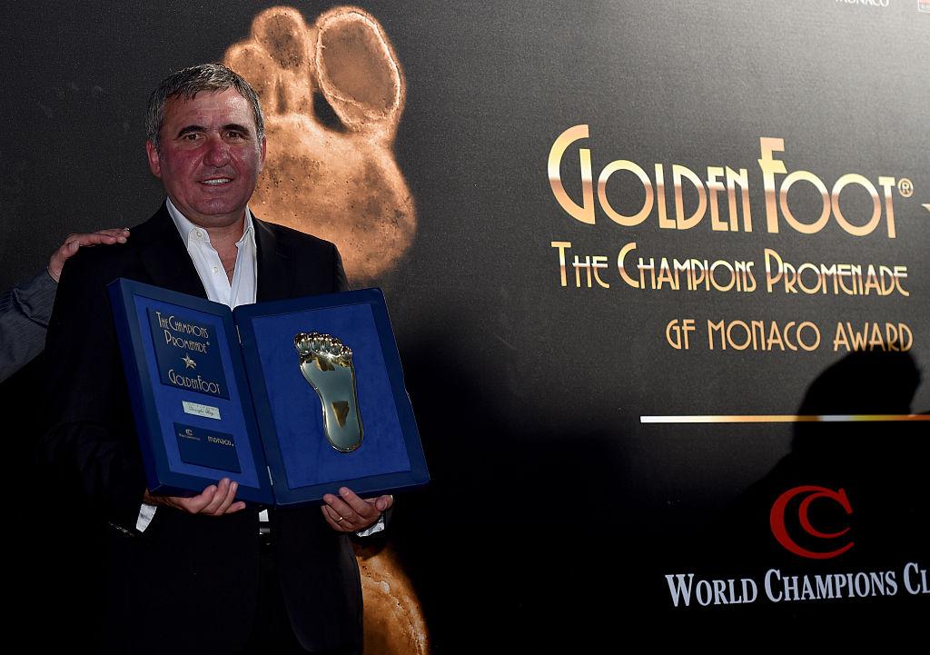Gheorghe Hagi, purtând sacou și cămașă, la „Golden Foot Award”, la Praga, în 2015