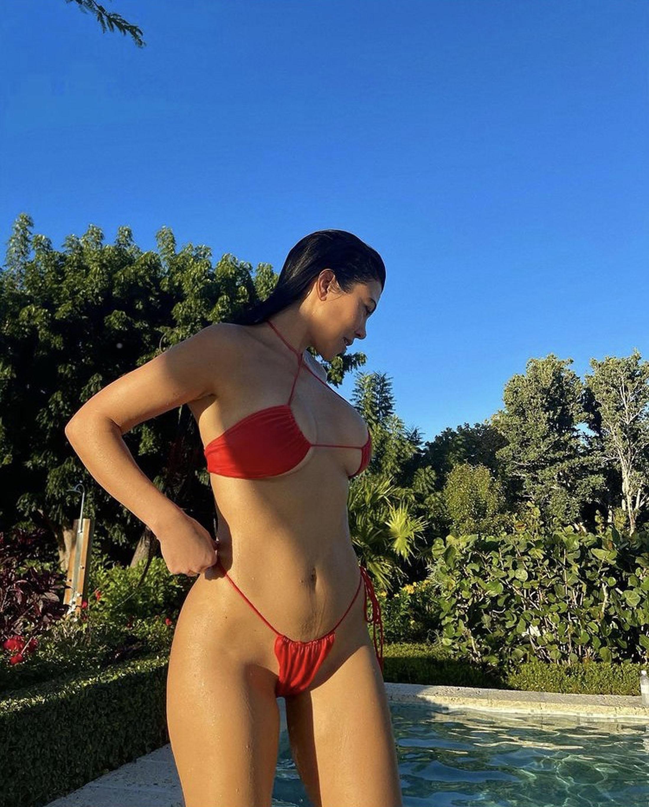 Kourtney Kardashian, costum de baie portocaliu, piscina