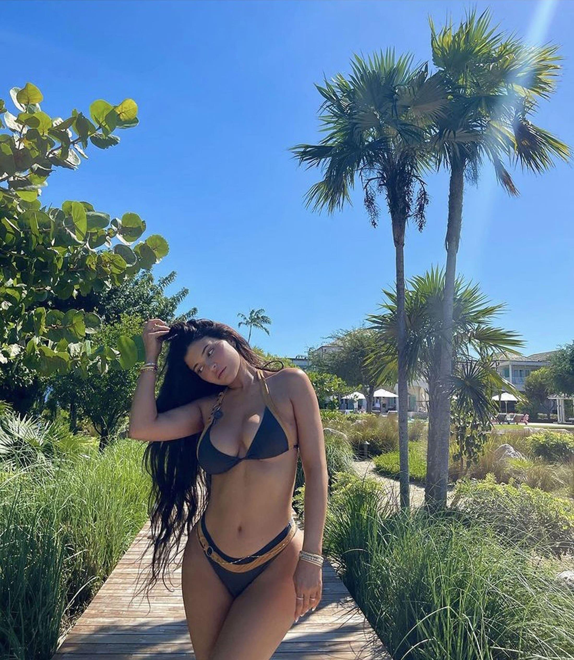Kylie Jenner, costum de baie negru, palmier