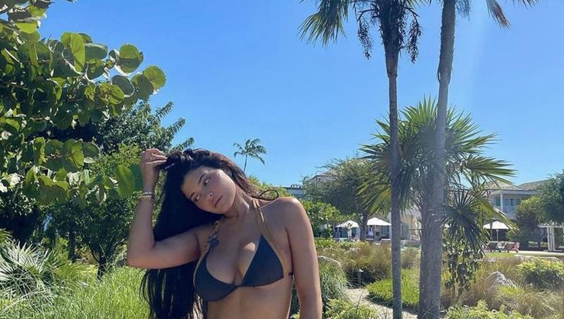 Kylie Jenner, costum de baie negru, palmier