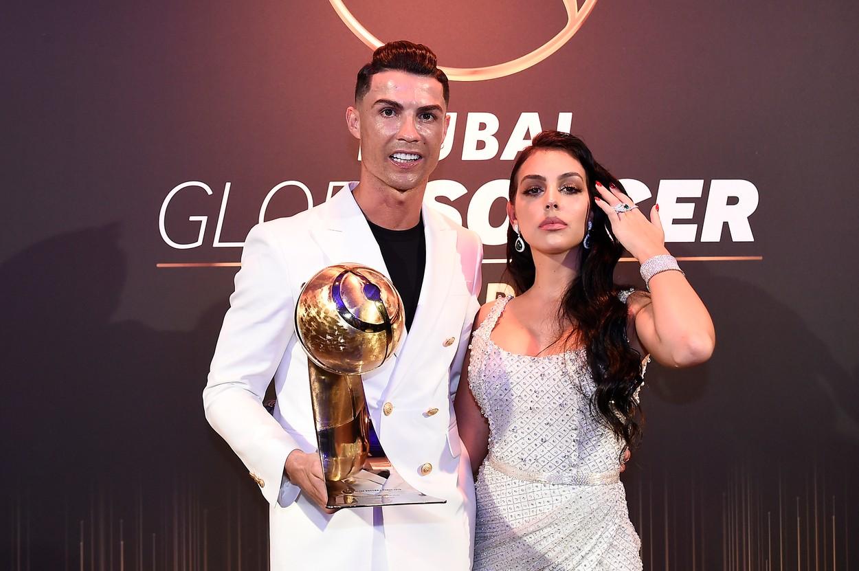 cristiano ronaldo si georgina rodriguez pe covorul rosu primind un premiu