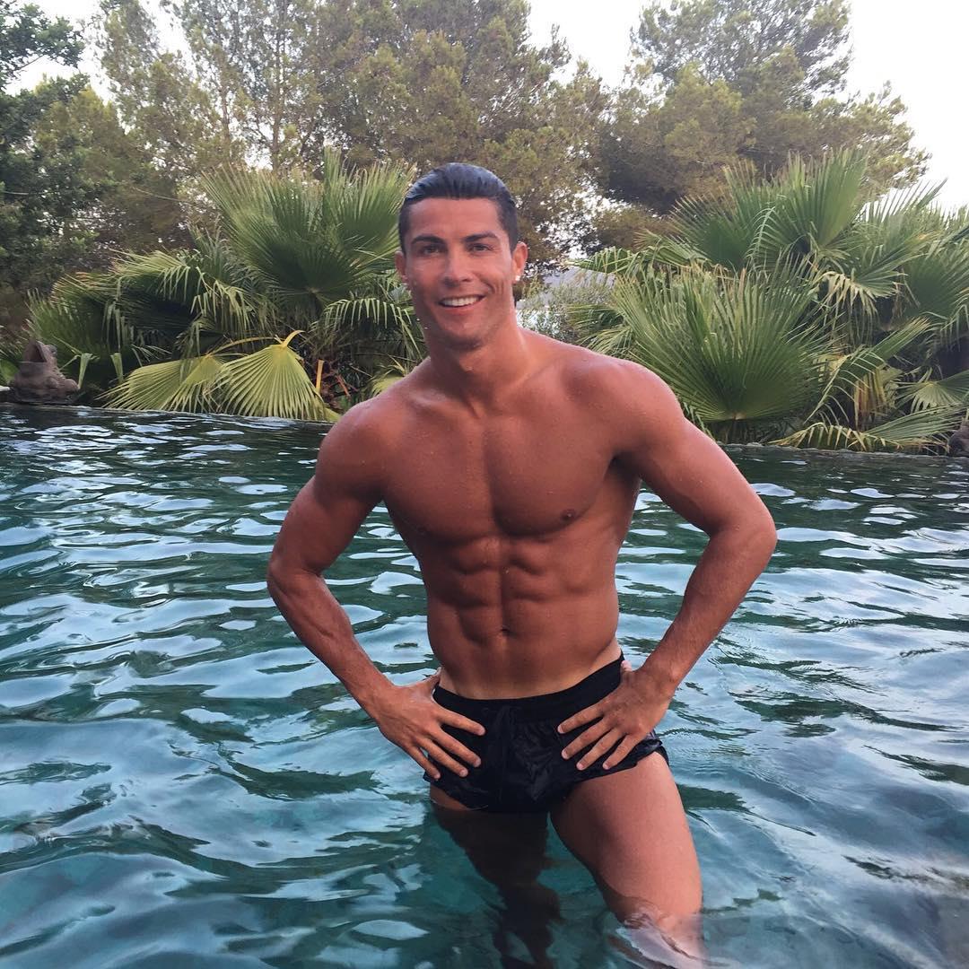 cristiano ronaldo in piscina