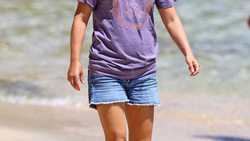 Natalie Portman, plaja, pantaloni scurti, bluza mov