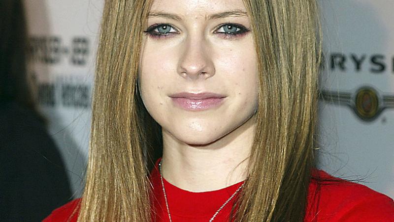 Avril Lavigne intr-un tricou rosu și cu părul șaten