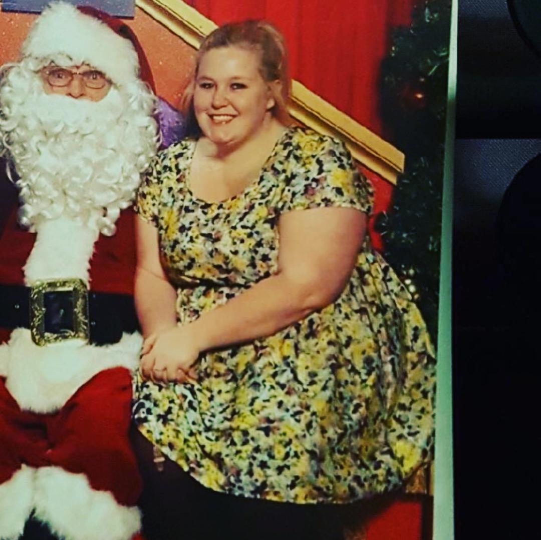Alida Dreyer pe vremea când era obeză, stând lângă un bărbat costumat în Moș Crăciun
