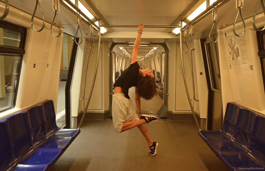 Ioana Macarie, poză pe un peron de metrou