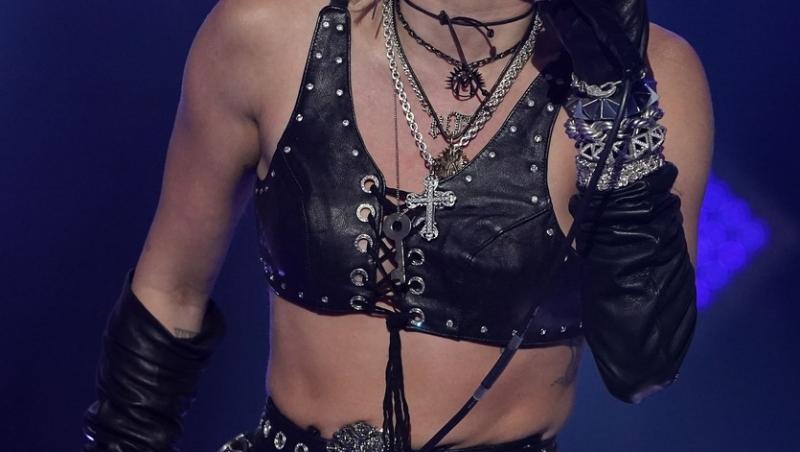 Miley Cyrus a cântat la Super Bowl alături de Billy Idol.