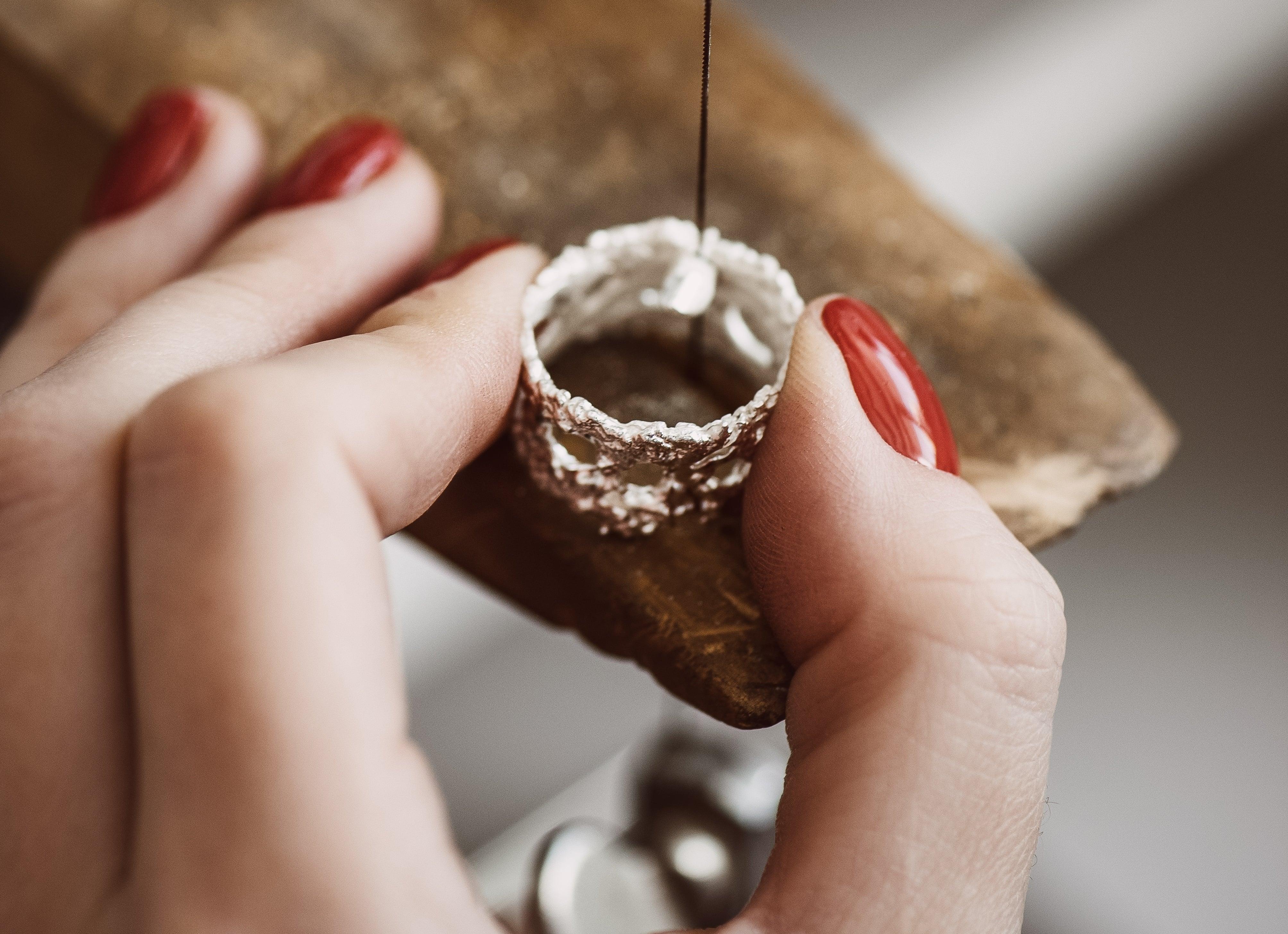 Face 10.000 de dolari pe săptăm&acirc;nă cu bijuterii pentru o parte bizară a corpului. Unde ascunde diamantele pe trupul clienților