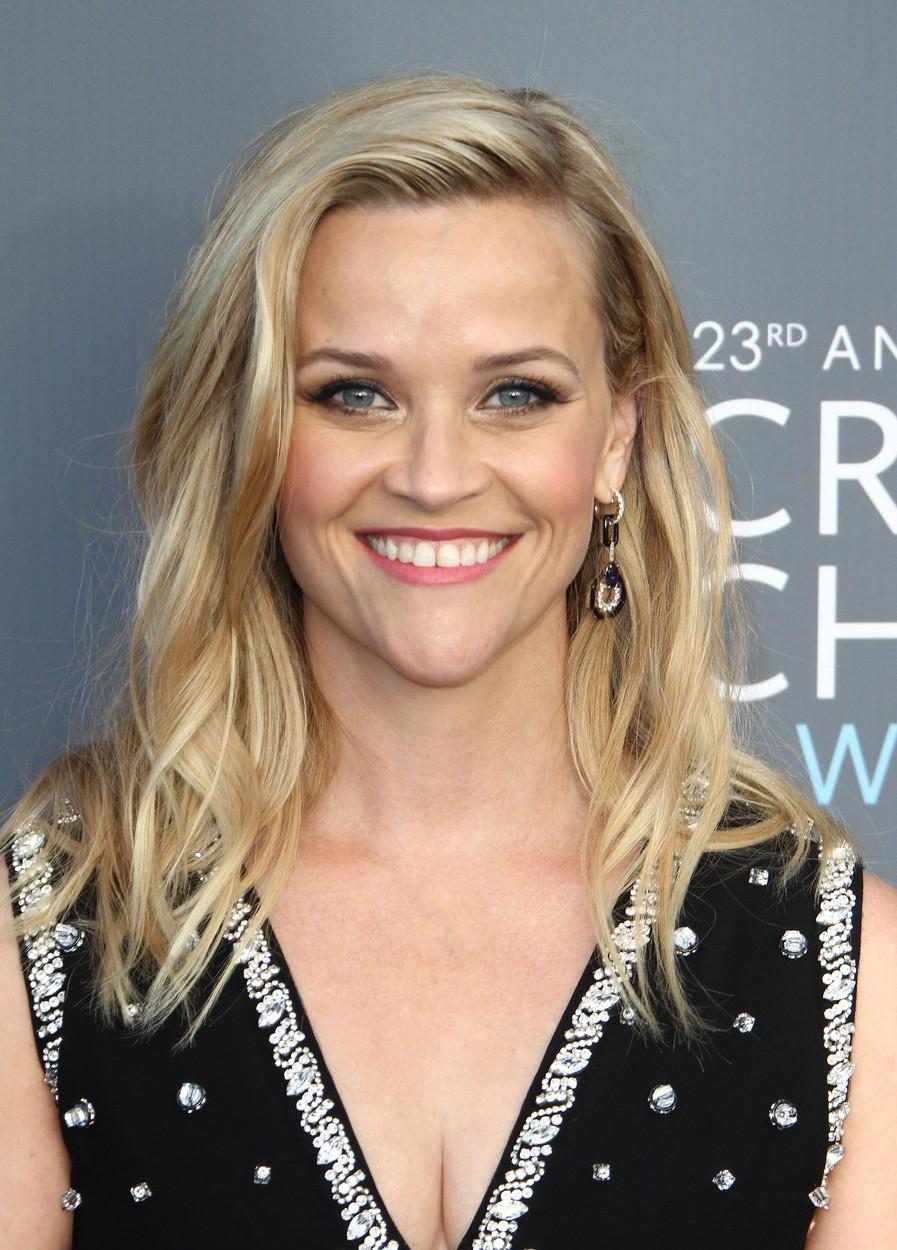 reese witherspoon intr-o rochie neagra pe covorul rosu