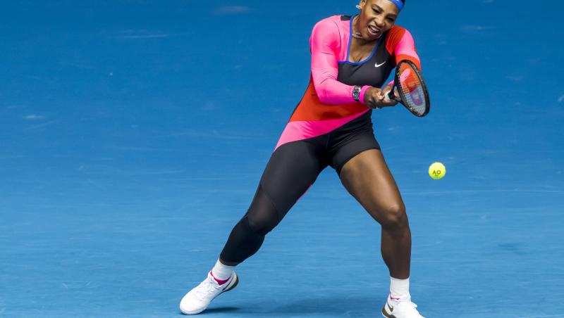 Serena Williams la Australian Open 2021 pe terenul de tenis jucând împotriva  Laurei Siegemund