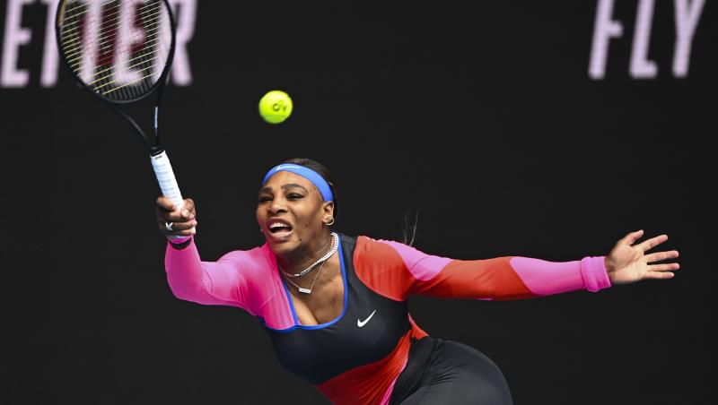 Serena Williams la Australian Open 2021 pe terenul de tenis jucând împotriva  Laurei Siegemund