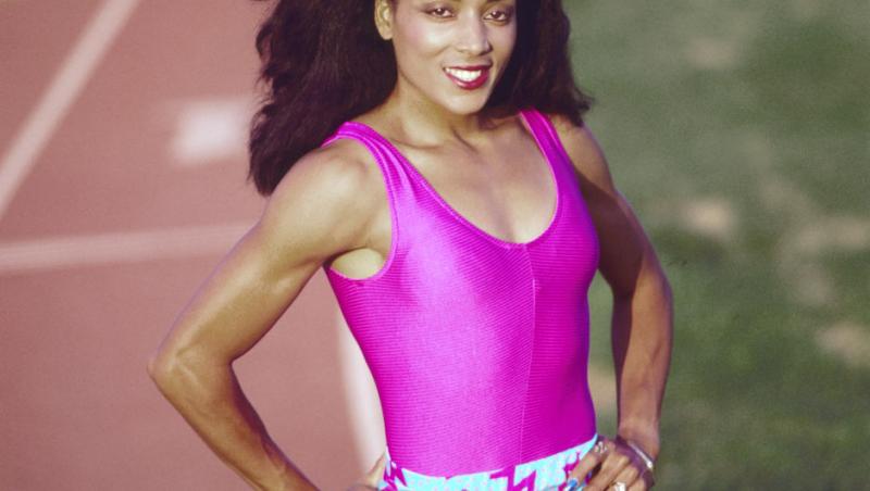 Florence Griffith Joyner a fost o atletă controversată care a scos niște timpi uluitori la Olimpiada de la Seu, de 10.54 secunde pentru 100 de metri și 21.34 secunde pentru 200 de metri, recorduri ne date jos până în prezent, din 1989.