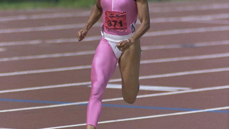 Florence Griffith Joyner a fost o atletă controversată care a scos niște timpi uluitori la Olimpiada de la Seu, de 10.54 secunde pentru 100 de metri și 21.34 secunde pentru 200 de metri, recorduri ne date jos până în prezent, din 1989.