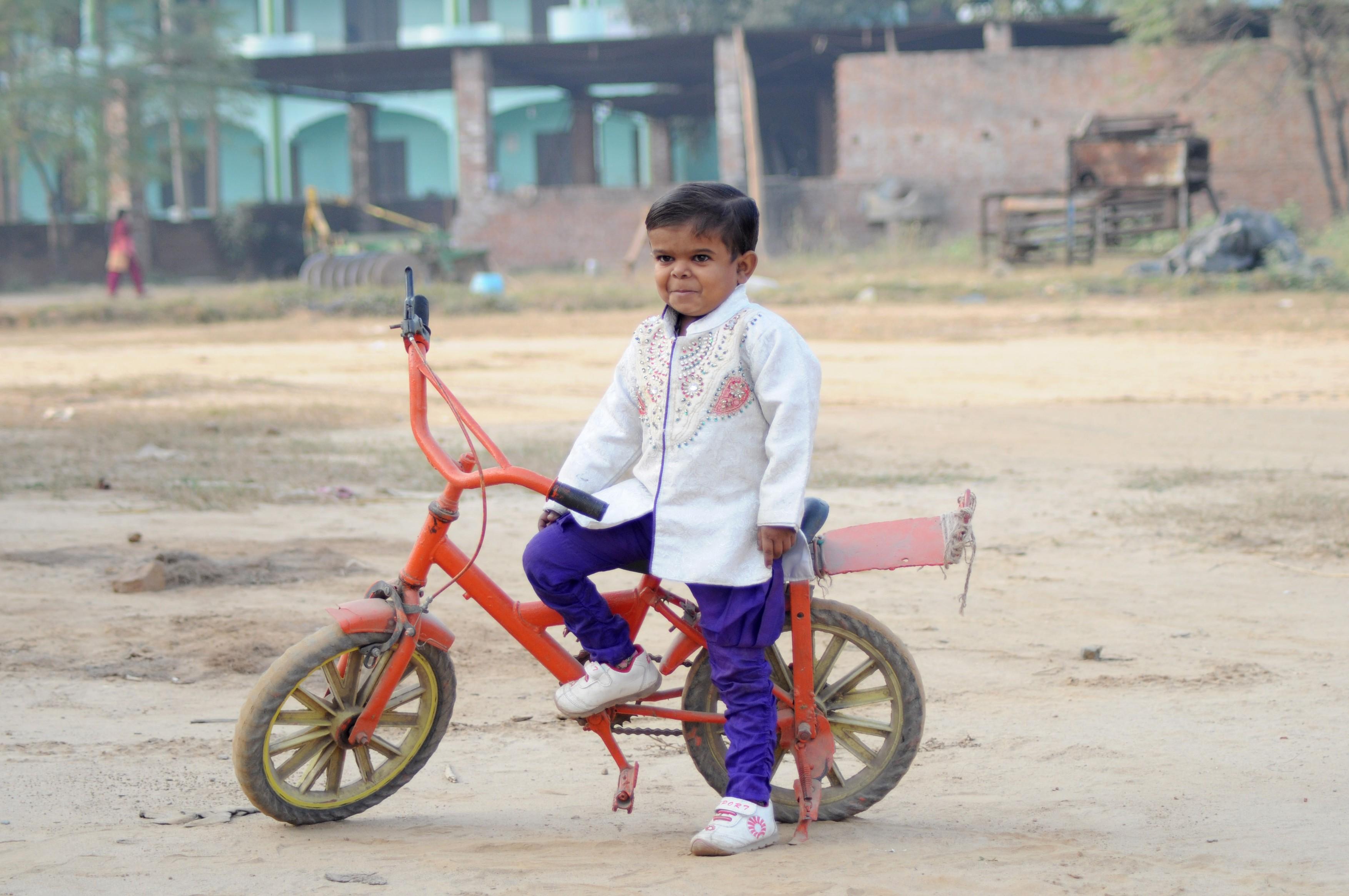 Ganesh Baraiya are o &icirc;nălțime de sub 1 m și c&acirc;ntărește doar 15 kg, dar va deveni cel mai scund doctor din lume. Ce v&acirc;rstă are