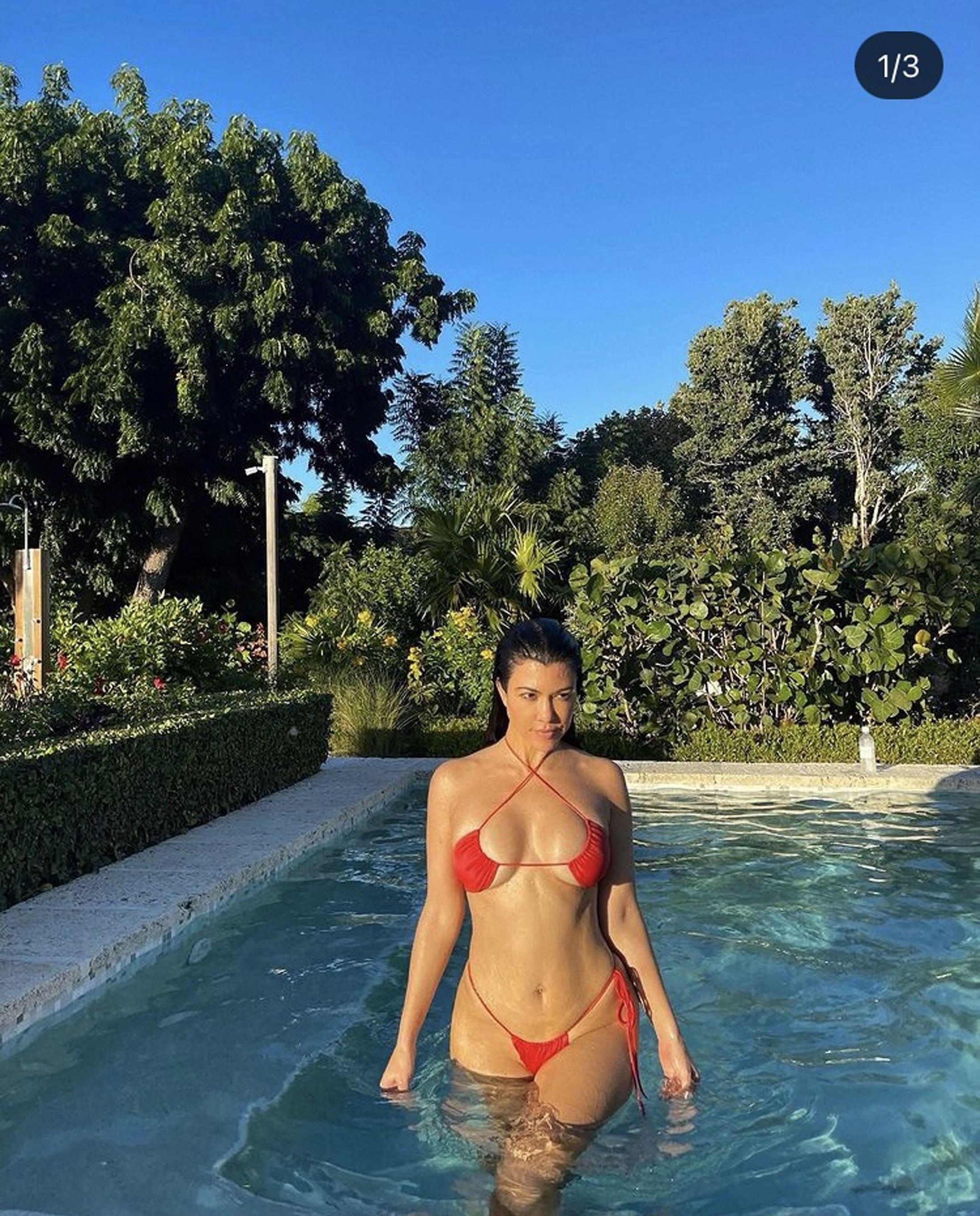 Kourtnet Kardashian, bikini portocaliu la pisicina