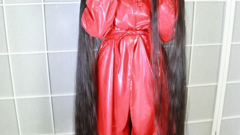 Rin Kambe, pozată în timp ce își prezintă părul lung