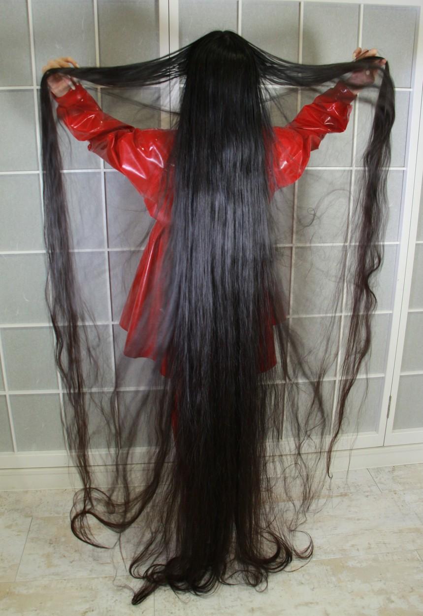 Rin Kambe, pozată în timp ce își prezintă părul lung