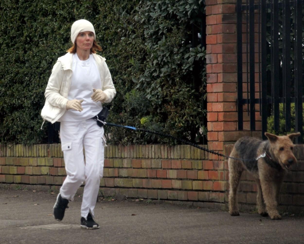 Geri Horner, alergând într-o ținută albă, în 2021