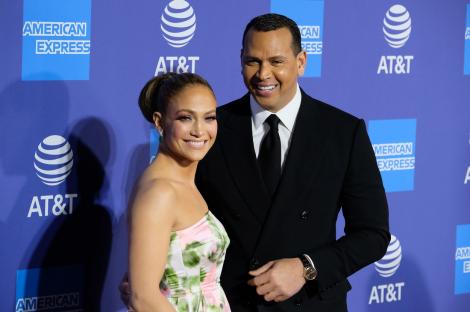 Jennifer Lopez, în cea mai mulată pereche de colanți de latex. Diva muzicii pop face furori pe Instagram