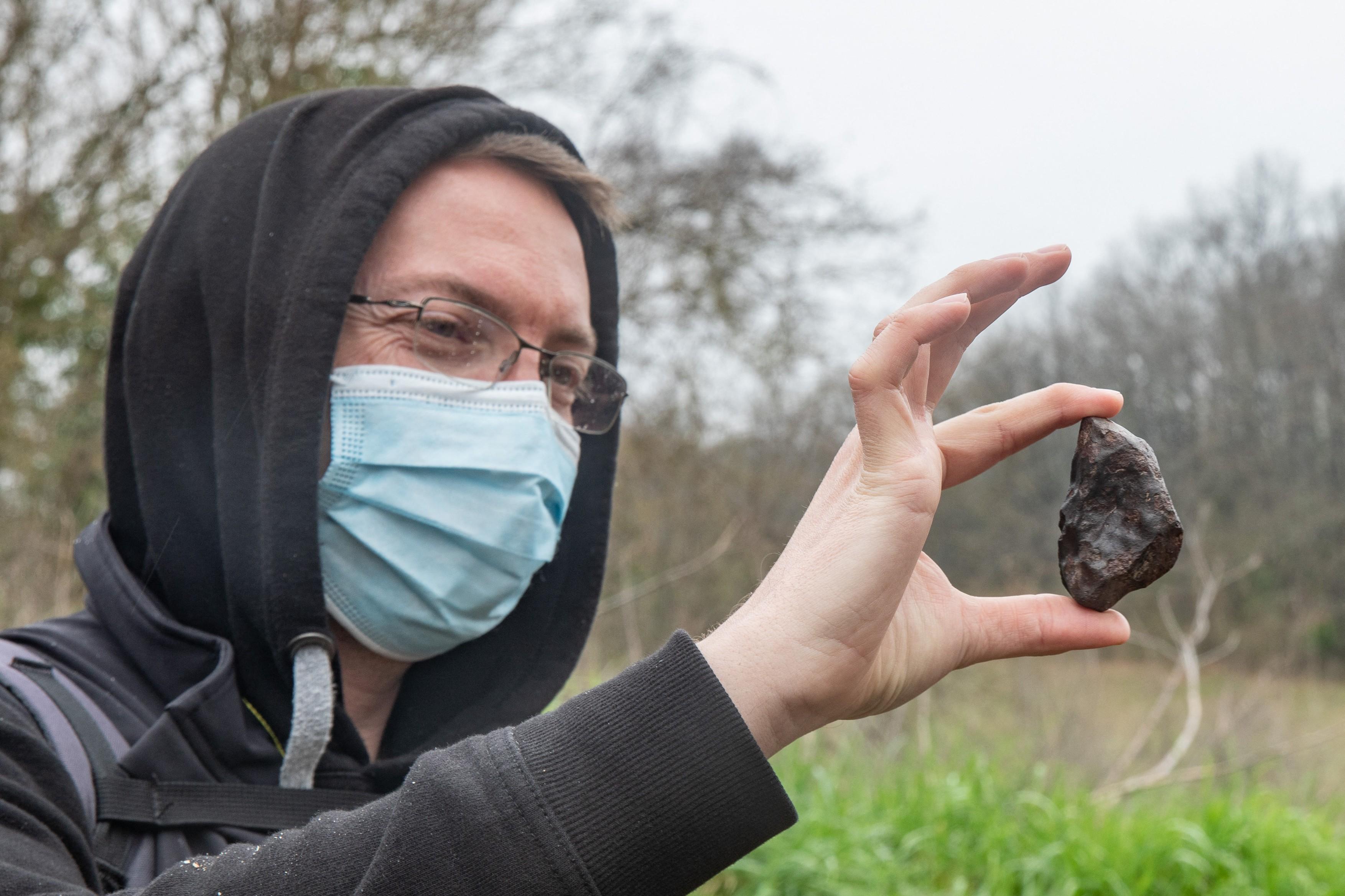 A găsit o piatră bizară pe aleea din fața casei, dar a fost surprins c&acirc;nd a aflat ce e. Ce se ascundea &icirc;n fragmentul căzut din cer