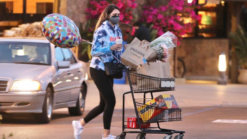 April Love Geary a fost surprinsă la cumpărături în Malibu, înainte de ziua de naștere a logodnicului ei