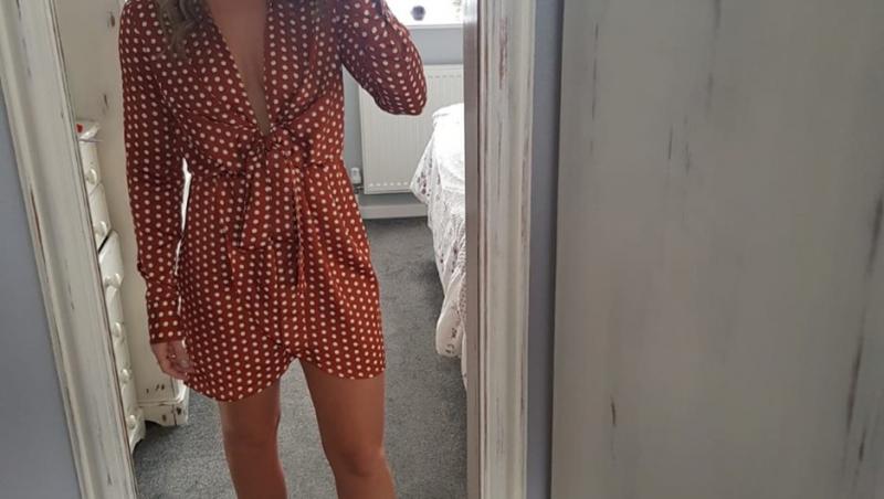 Lisa Sheppard, selfie în oglindă, în rochie scurtă