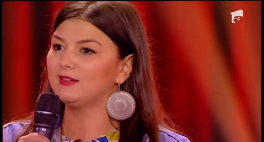 Maria Popovici, într-o bluză mov, pe scena iUmor