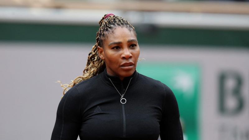 Serena Williams este una dintre cele mai faimoase jucătoare de tenis, devenind cunoscută pentru performanțele sale dobândite în lumea sportului.