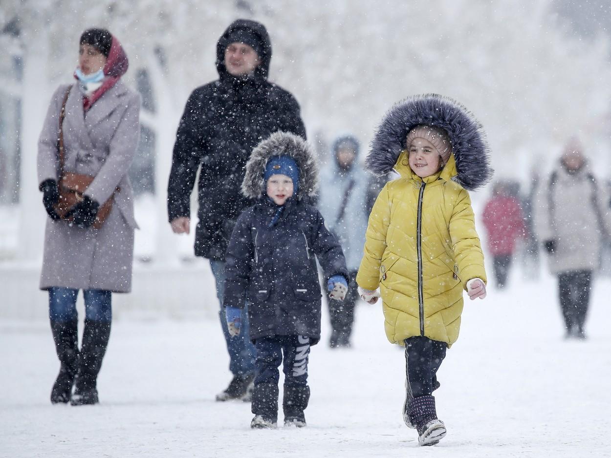 Avertizare ANM! Intră &icirc;n vigoare două coduri galbene de ploi și ninsori. Care sunt zonele afectate de schimbările meteo